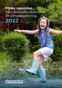 Framsidan av Expertrådets första rapport. En flicka med gummistövlar plaskar i en vattenpöl.