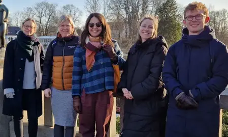 Människor står tillsammans i grupp.