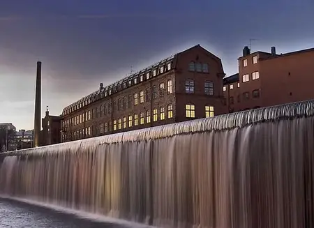 Vattenfall i Norrköpings industrilandskap.