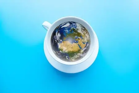 En kaffekopp. Istället för kaffe ser man en bild av Europa i koppen.