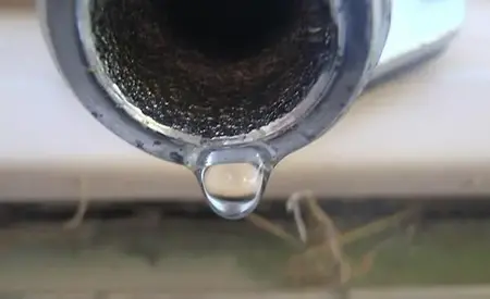 Rör som det droppar från.