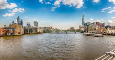 Kända byggnader i London, utsikt från floden Thames.